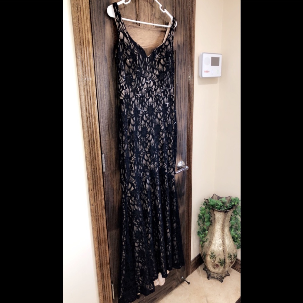 Women’s Formal Dress Size 10 Mermaid Black Betsy & Adam Sequins Lace Gown - Picture 3 of 8